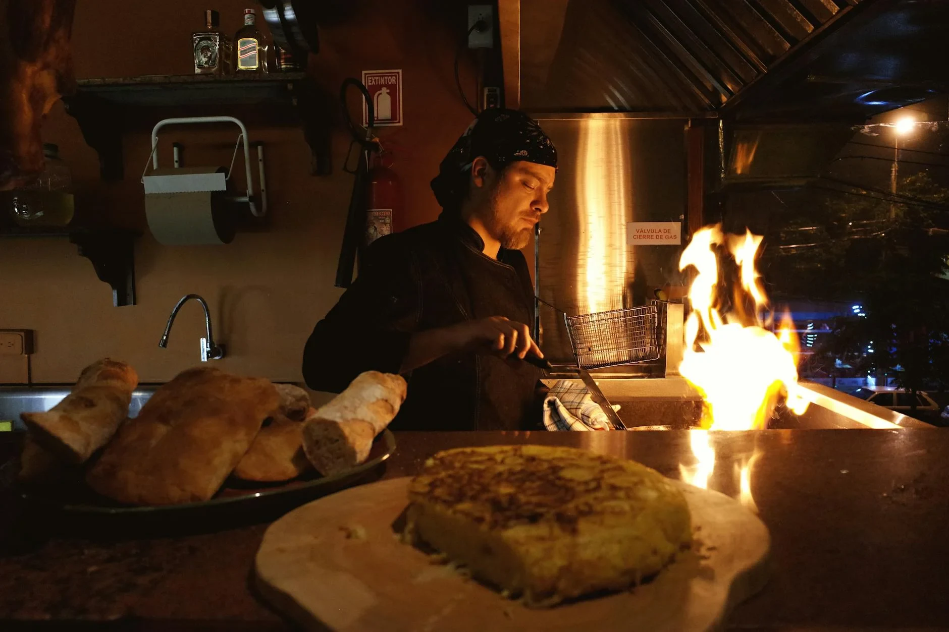 Un feu, des mains, une histoire